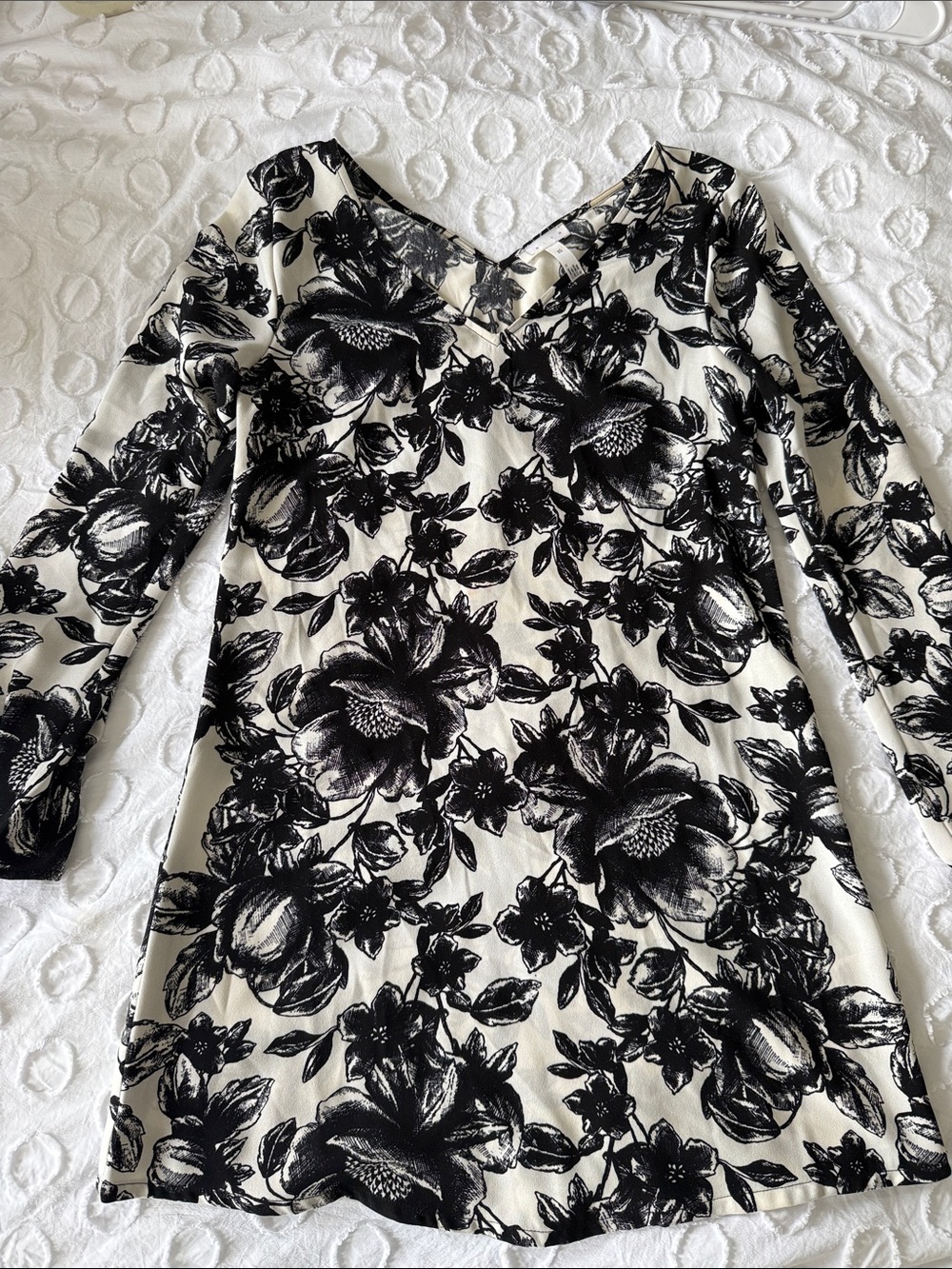 Leith Black and White Floral V-Neck Long Sleeve Dress